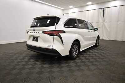 2021 Toyota Sienna, $37849. Photo 7