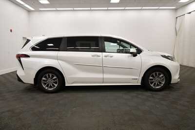 2021 Toyota Sienna, $37849. Photo 8