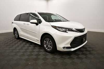 2021 Toyota Sienna, $37849. Photo 9