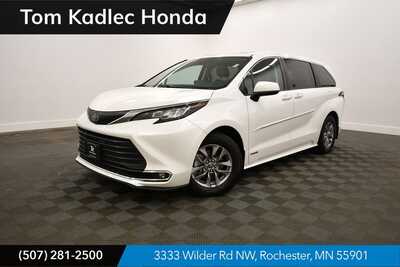2021 Toyota Sienna, $37849. Photo 1