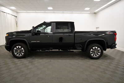 2025 Chevrolet 2500 Crew Cab, $50849. Photo 4