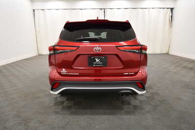 2021 Toyota Highlander, $28586. Photo 6
