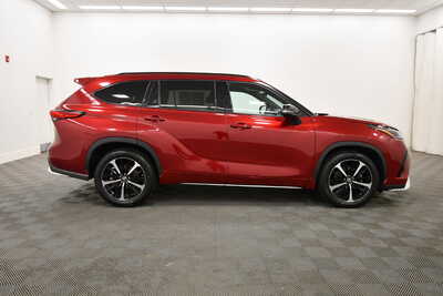 2021 Toyota Highlander, $28586. Photo 9