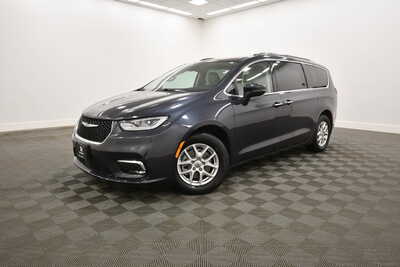 2021 Chrysler Pacifica, $19349. Photo 2