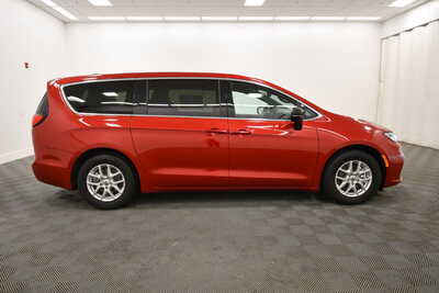 2025 Chrysler Pacifica, $28849. Photo 9