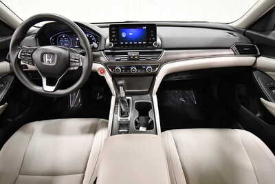 2018 Honda Accord, $21149. Photo 3