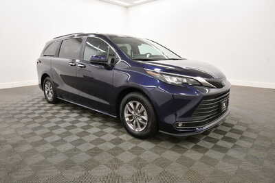 2025 Toyota Sienna, $46349. Photo 10