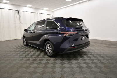 2025 Toyota Sienna, $46349. Photo 5