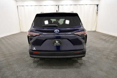 2025 Toyota Sienna, $46349. Photo 6