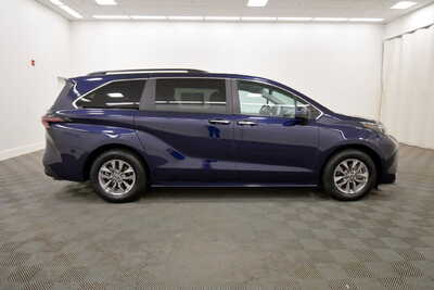 2025 Toyota Sienna, $46349. Photo 9