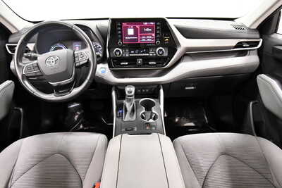 2020 Toyota Highlander, $25349. Photo 3