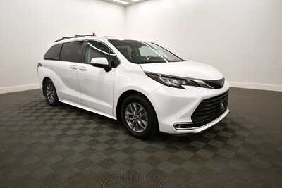2023 Toyota Sienna, $45349. Photo 10