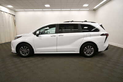 2023 Toyota Sienna, $45349. Photo 4