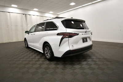 2023 Toyota Sienna, $45349. Photo 5