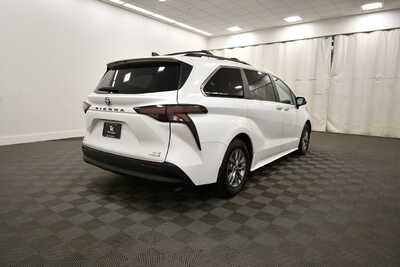 2023 Toyota Sienna, $45349. Photo 8