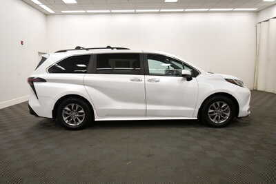 2023 Toyota Sienna, $45349. Photo 9