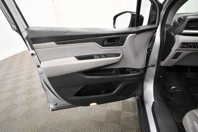 2018 Honda Odyssey, $18349. Photo 12