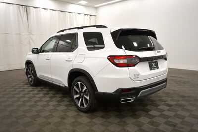 2025 Honda Pilot, $49349. Photo 5