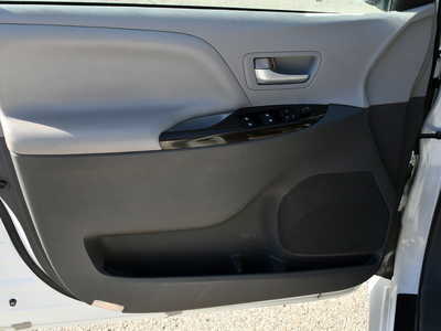 2017 Toyota Sienna, $14999. Photo 12