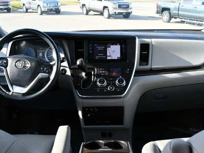 2017 Toyota Sienna, $14999. Photo 3