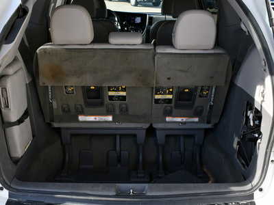 2017 Toyota Sienna, $14999. Photo 7