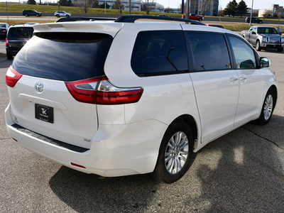 2017 Toyota Sienna, $14999. Photo 8