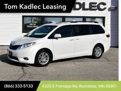 2017 Toyota Sienna, $14999. Photo 1