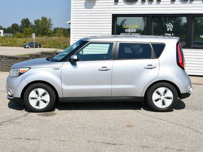 2016 Kia Soul EV, $6495. Photo 4