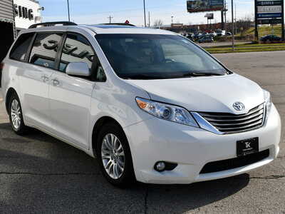 2017 Toyota Sienna, $12999. Photo 10