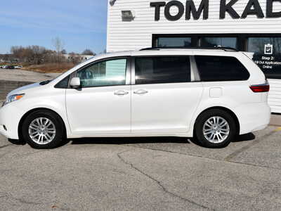 2017 Toyota Sienna, $12999. Photo 4