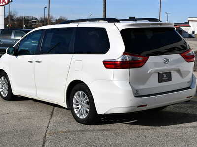 2017 Toyota Sienna, $12999. Photo 5