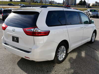 2017 Toyota Sienna, $12999. Photo 8