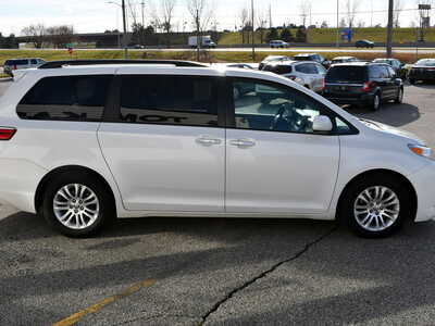 2017 Toyota Sienna, $12999. Photo 9