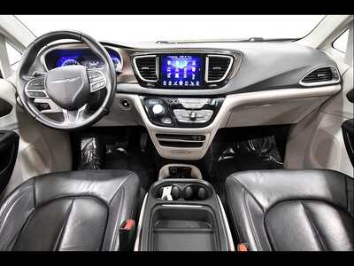 2017 Chrysler Pacifica, $11114. Photo 3