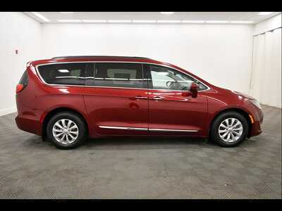 2017 Chrysler Pacifica, $11114. Photo 9