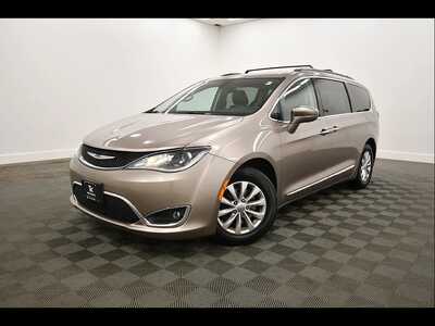 2017 Chrysler Pacifica, $13103. Photo 2