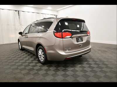 2017 Chrysler Pacifica, $13103. Photo 5