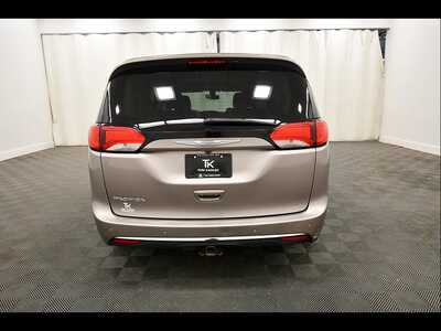 2017 Chrysler Pacifica, $13103. Photo 6
