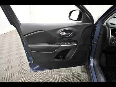 2019 Jeep Cherokee, $18300. Photo 12