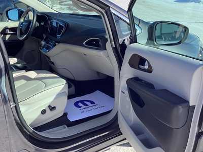 2017 Chrysler Pacifica, $18575. Photo 7