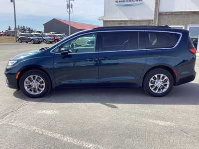 2022 Chrysler Pacifica, $31975. Photo 2