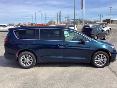 2022 Chrysler Pacifica, $31975. Photo 5