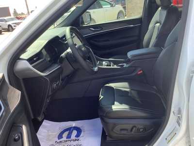 2025 Jeep Grand Cherokee, $43346. Photo 9