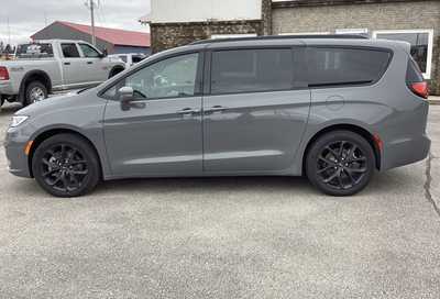 2022 Chrysler Pacifica, $32975. Photo 2