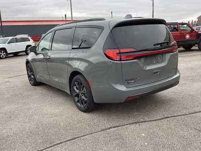 2022 Chrysler Pacifica, $32975. Photo 3