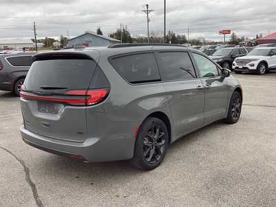 2022 Chrysler Pacifica, $32975. Photo 4