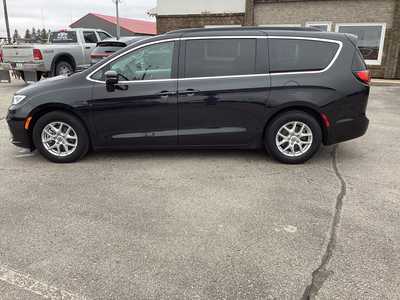 2022 Chrysler Pacifica, $28975. Photo 2
