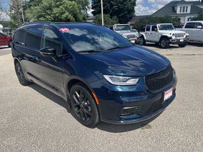 2024 Chrysler Pacifica, $43975. Photo 2