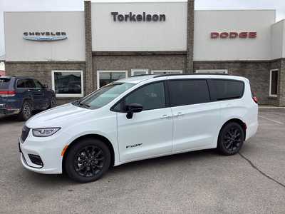 2025 Chrysler Pacifica, $43242. Photo 1