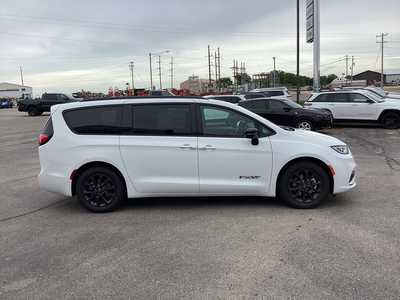 2025 Chrysler Pacifica, $43242. Photo 5